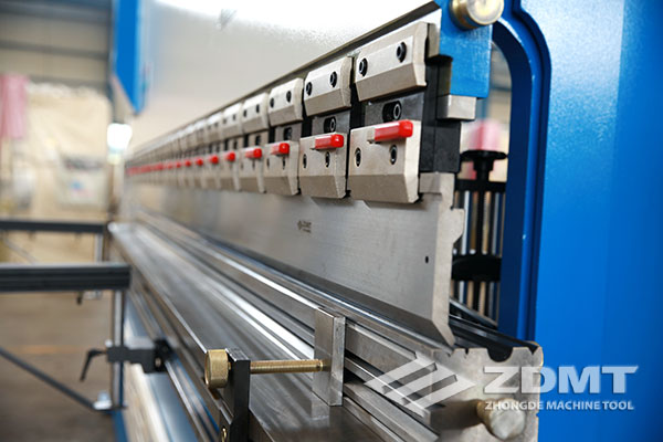 中德機床攜手意大利ESA成功研制新型電液同步數(shù)控折彎機3 中德機床攜手意大利ESA成功研制新型電液同步數(shù)控折彎機3