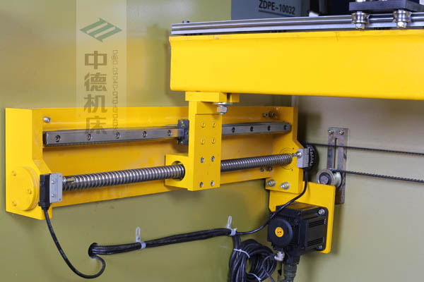 ZDPK-10032X軸配有滾珠絲桿及直線導軌，大功率伺服電機，鋼絲同步帶，能顯著提升X軸定位精度及速度