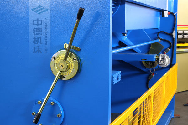 ZDS-2032剪板機(jī)刀片間隙手動(dòng)調(diào)節(jié)器，刻度清淅，調(diào)節(jié)省力又簡(jiǎn)便.jpg